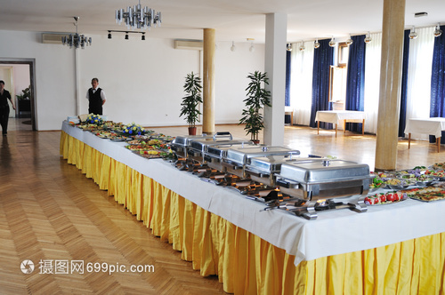 餐飲自助食品派準備人 高效服務的關鍵角色